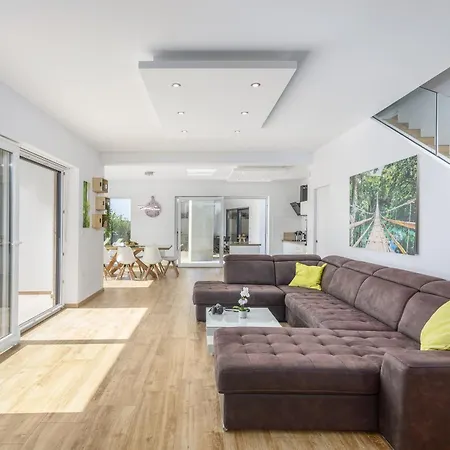 Modern Ol&ju For 9 Persons In Only 1.5 Km From The With Pool Heating Villa *