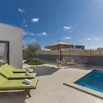 Vila Modern Ol&ju For 9 Persons In Only 1.5 Km From The With Pool Heating *