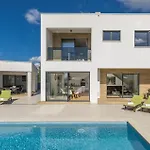 Vila Modern Ol&ju For 9 Persons In Only 1.5 Km From The With Pool Heating Pula