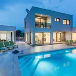 Vila Modern Ol&ju For 9 Persons In Only 1.5 Km From The With Pool Heating