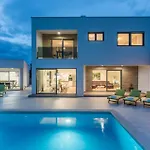 Modern Ol&ju For 9 Persons In Only 1.5 Km From The With Pool Heating Vila Pula