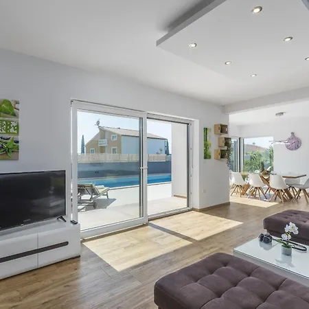 Villa Modern Ol&ju For 9 Persons In Only 1.5 Km From The With Pool Heating *